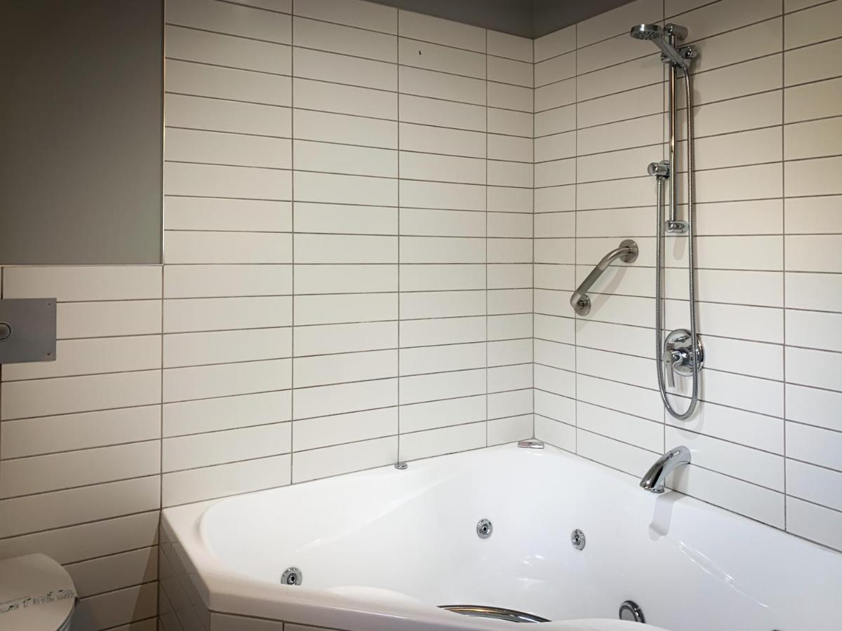 บีช เนลสัน Motel ภายนอก รูปภาพ A shower over a bathtub