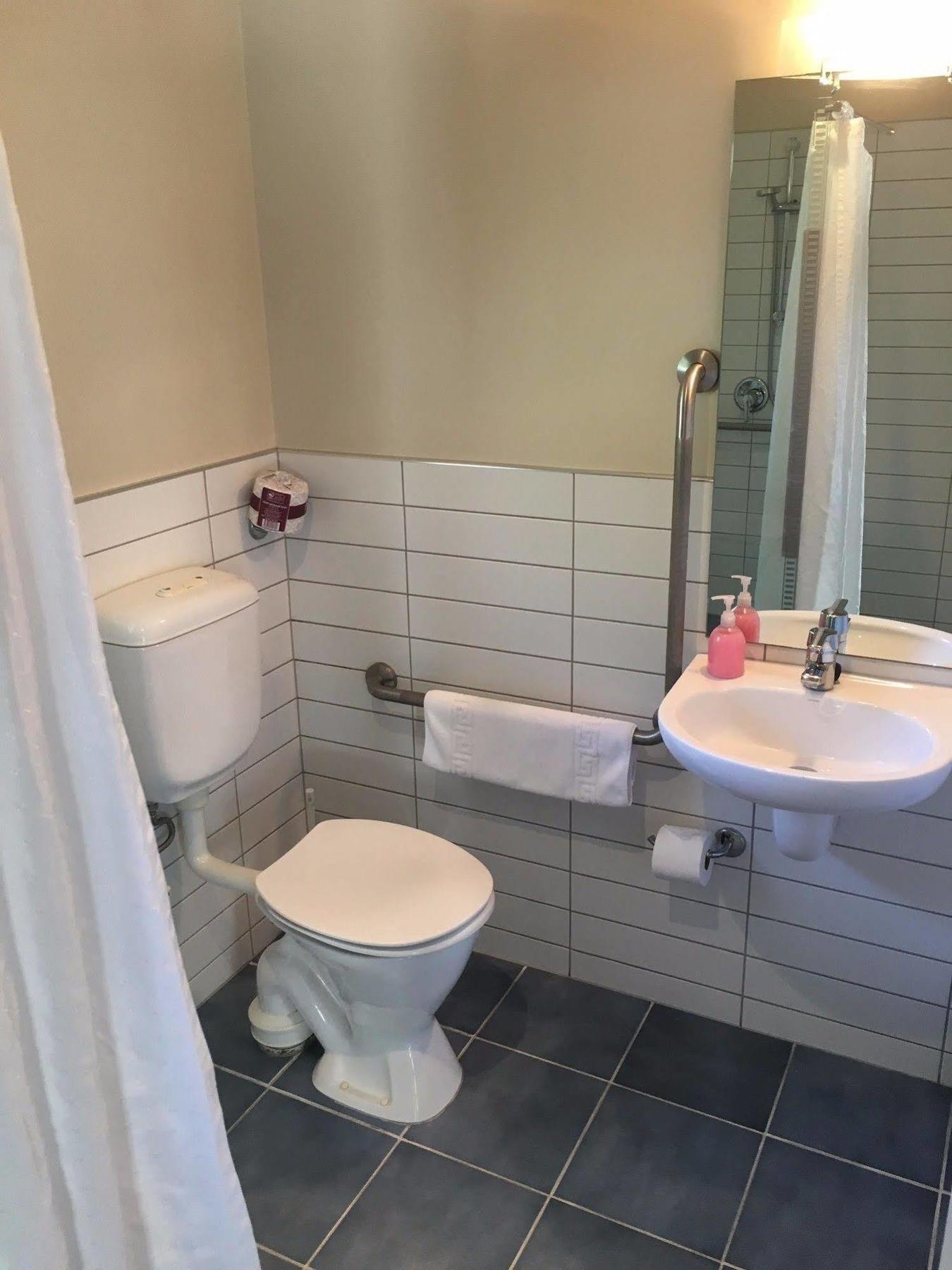 บีช เนลสัน Motel ภายนอก รูปภาพ Bathroom in a typical hotel room